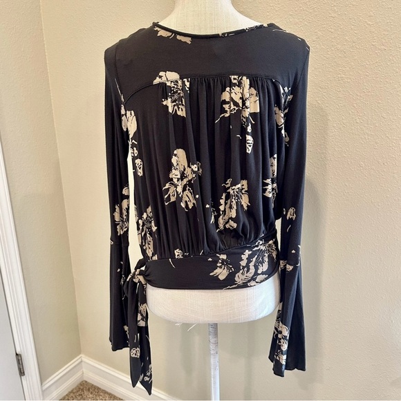 Free People Fiona Bell Sleeve Surplice Tie Waist Crop Top Gray Floral Size Small - Picture 8 of 10